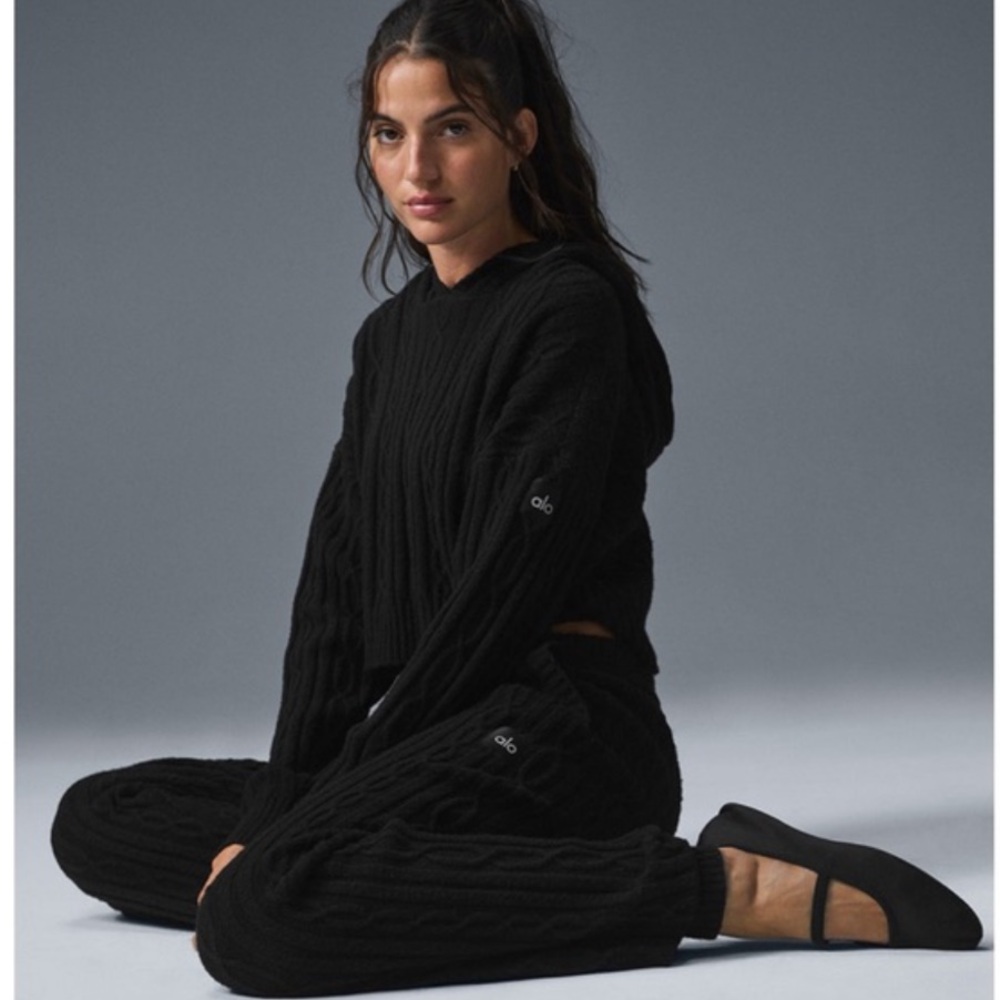 Alo black cable knit hooded sweatshirt and knit sweatpants set - Picture 2 of 7